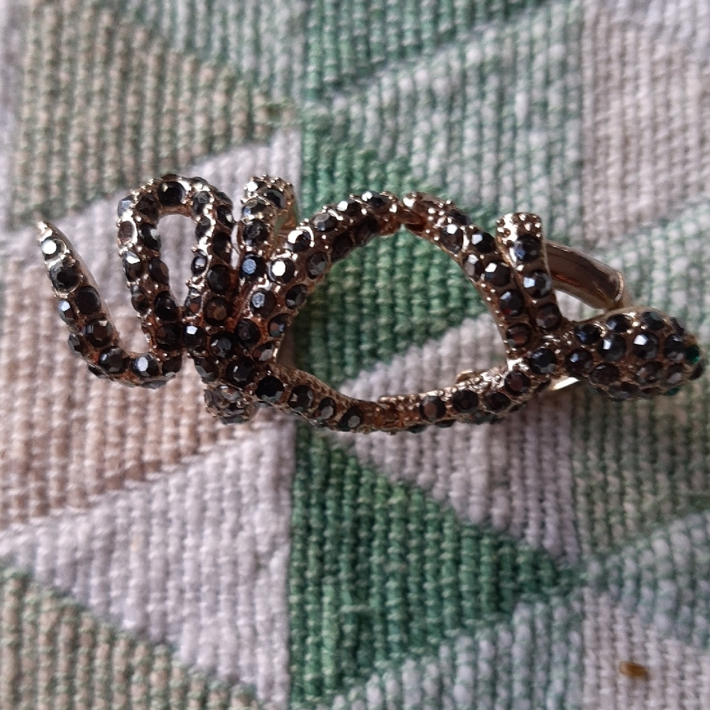 Avon Black and Gold Sparkley Stretchy Snake Ring With Emerald Colored Eyes